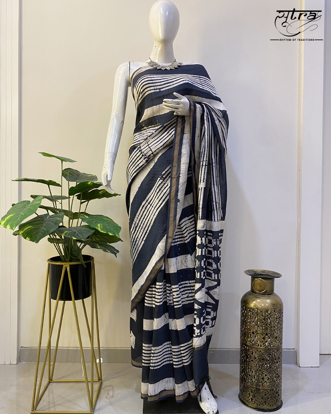 MUSLIN HORIZONTAL STELL GREY LINE SAREE - Sutra Saree